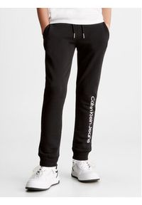 Calvin Klein Jeans Spodnie dresowe Logo IU0IU00604 Czarny Regular Fit. Kolor: czarny. Materiał: bawełna #10