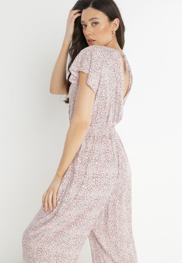 Born2be - Różowo-Biały Kombinezon z Wiskozy Ariamaya. Okazja: na co dzień. Kolor: różowy. Materiał: wiskoza. Długość rękawa: krótki rękaw. Długość: krótkie. Wzór: aplikacja, kwiaty. Sezon: lato. Styl: casual