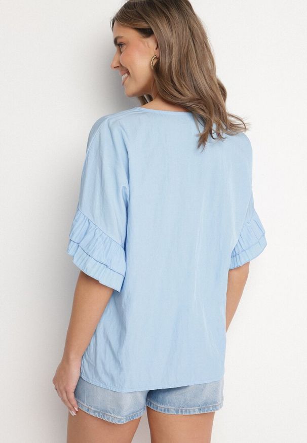 Born2be - Jasnoniebieska Bluzka z Wiskozą Typu Nietoperz z Falbankami Davienna. Okazja: na spacer, na co dzień. Typ kołnierza: kołnierz z falbankami. Kolor: niebieski. Materiał: wiskoza. Styl: elegancki, casual