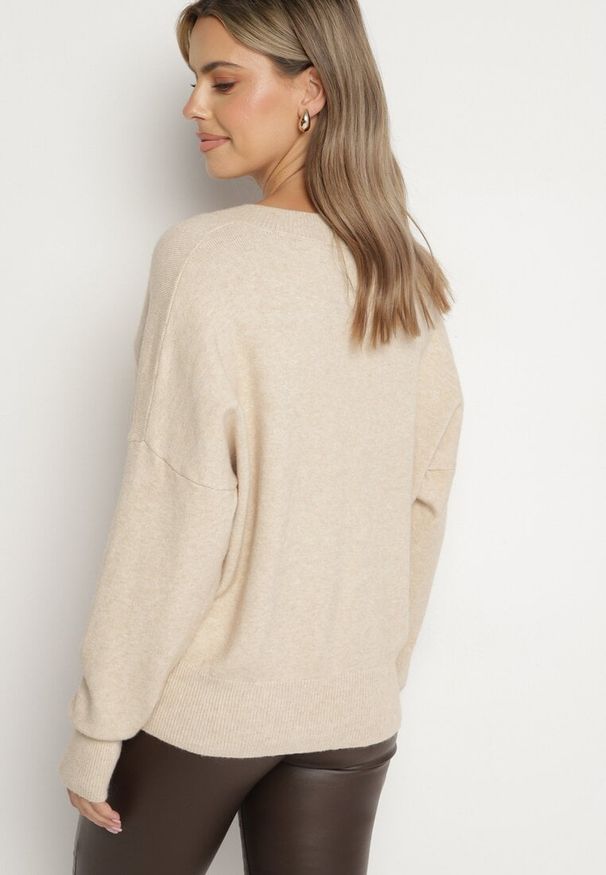 Born2be - Beżowy Sweter z Dekoltem w V z Domieszką Kaszmiru Mariara. Okazja: na co dzień. Typ kołnierza: dekolt w kształcie V. Kolor: beżowy. Materiał: kaszmir. Wzór: bez wzorów. Styl: casual