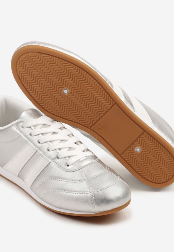 Renee - Srebrno-Białe Sneakersy Typu Tenisówki z Paseczkami Liantina. Okazja: na co dzień. Zapięcie: pasek. Kolor: srebrny. Materiał: jeans. Szerokość cholewki: normalna. Wzór: paski