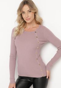 Born2be - Jasnofioletowy Sweter Ozdobiony Metalowymi Napami Corettina. Okazja: na co dzień. Kolor: fioletowy. Materiał: jeans. Wzór: aplikacja. Styl: wizytowy, casual #3