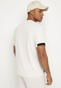 Born2be - Jasnobeżowa Koszulka T-shirt z Napisem ELAVATED Kolianis. Okazja: na co dzień. Kolor: beżowy. Wzór: napisy. Styl: klasyczny, casual #7