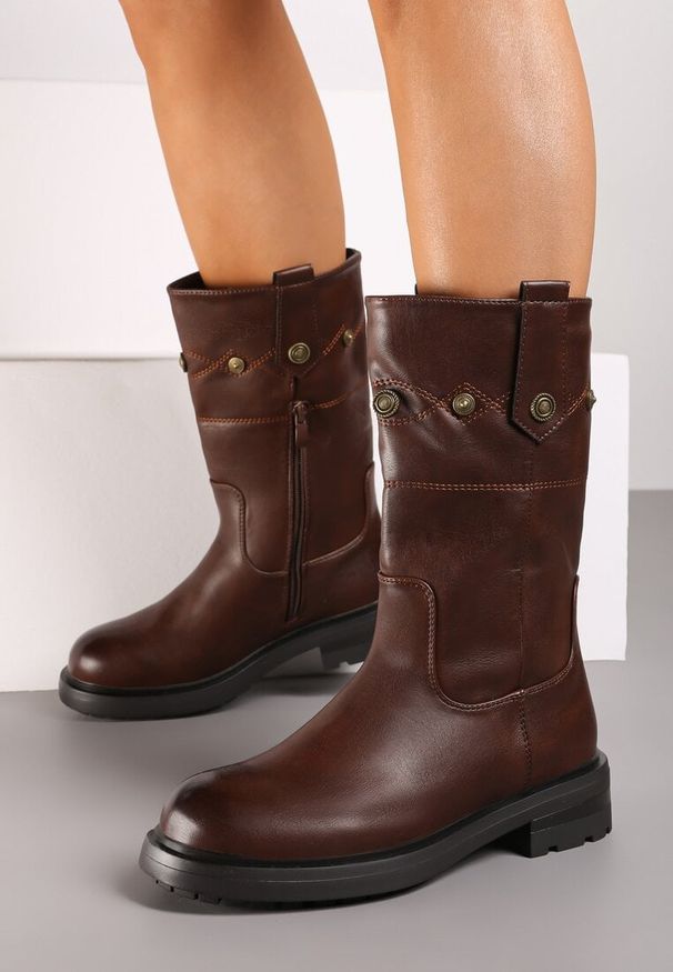 Renee - Brązowe Masywne Botki z Ozdobnymi Nitami Tatila. Zapięcie: zamek. Kolor: brązowy. Materiał: dzianina, skóra. Wzór: aplikacja. Styl: elegancki