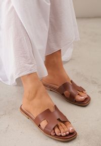 Renee - Ciemnobrązowe Klapki VICES Basic z Ozdobnymi Wycięciami i Ściętym Noskiem Selestte. Okazja: na co dzień. Kolor: brązowy. Materiał: jeans. Sezon: lato. Styl: casual #1