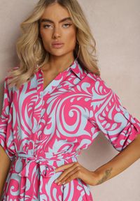 Renee - Fuksjowo-Niebieska Sukienka Koszulowa Maxi z Materiałowym Paskiem w Abstrakcyjny Print Lirans. Kolor: różowy. Materiał: materiał. Wzór: nadruk. Typ sukienki: koszulowe. Długość: maxi #3