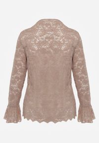 Renee - Brązowa Bluzka z Koronki Ozdobiona Rozkloszowanymi Rękawami i Falbanką na Dole Sanovia. Okazja: na co dzień. Kolor: brązowy. Materiał: koronka. Wzór: aplikacja, koronka. Styl: casual, elegancki #2