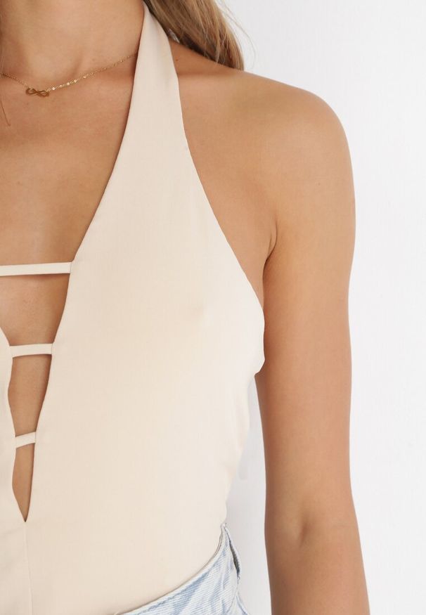 Born2be - Beżowy Top na Szyję z Odkrytymi Plecami Obemone. Kolor: beżowy. Sezon: lato