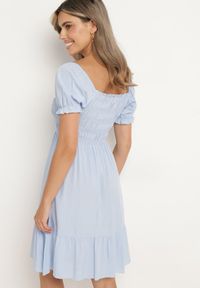 Born2be - Jasnoniebieska Sukienka z Bawełny z Elastycznym Dekoltem i Falbanką Loridia. Okazja: na co dzień. Kolor: niebieski. Materiał: bawełna. Długość rękawa: krótki rękaw. Typ sukienki: proste. Styl: wizytowy, klasyczny, casual, elegancki #3