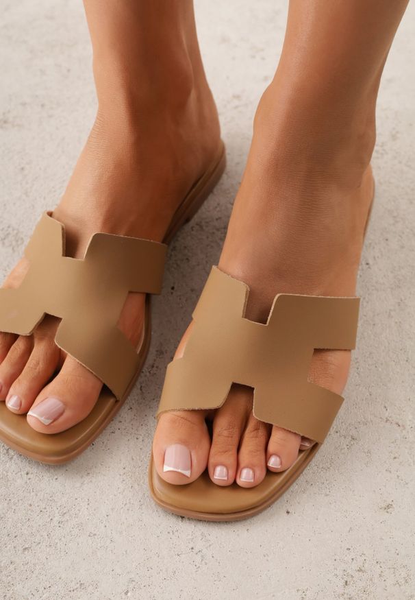 Renee - Beżowe Klapki VICES Basic z Ozdobnymi Wycięciami i Ściętym Noskiem Selestte. Okazja: na co dzień. Kolor: beżowy. Materiał: jeans. Sezon: lato. Styl: casual
