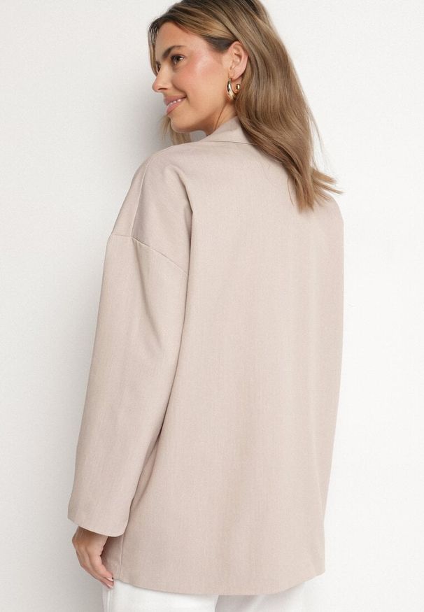 Born2be - Beżowa Pudełkowa Marynarka z Wiskozą o Dwurzędowym Kroju Stellisa. Okazja: na co dzień. Kolor: beżowy. Materiał: wiskoza. Styl: klasyczny, casual