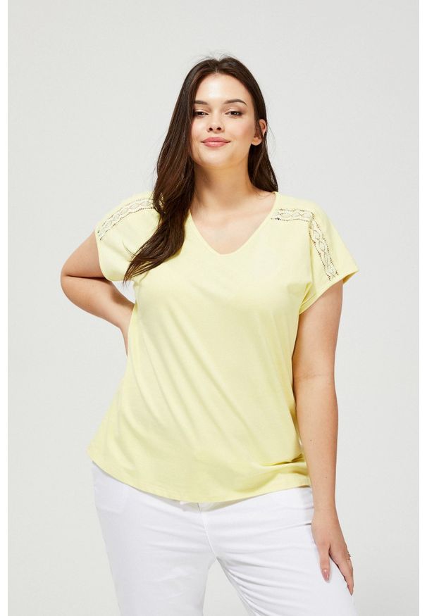 MOODO - T-shirt z ażurowym zdobieniem. Typ kołnierza: dekolt w serek. Materiał: koronka, elastan, bawełna. Długość rękawa: krótki rękaw. Długość: krótkie. Wzór: aplikacja, ażurowy. Styl: klasyczny