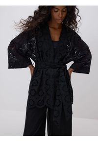 Reserved - Ażurowe kimono z wiązaniem - czarny. Kolor: czarny. Materiał: bawełna. Wzór: ażurowy