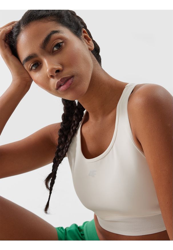 4f - 4F Top do biegania szybkoschnący damski - złamana biel XL. Kolor: biały. Materiał: dzianina, elastan, włókno, syntetyk, materiał. Długość rękawa: na ramiączkach. Długość: krótkie. Wzór: gładki, jednolity, ze splotem. Sport: fitness, bieganie