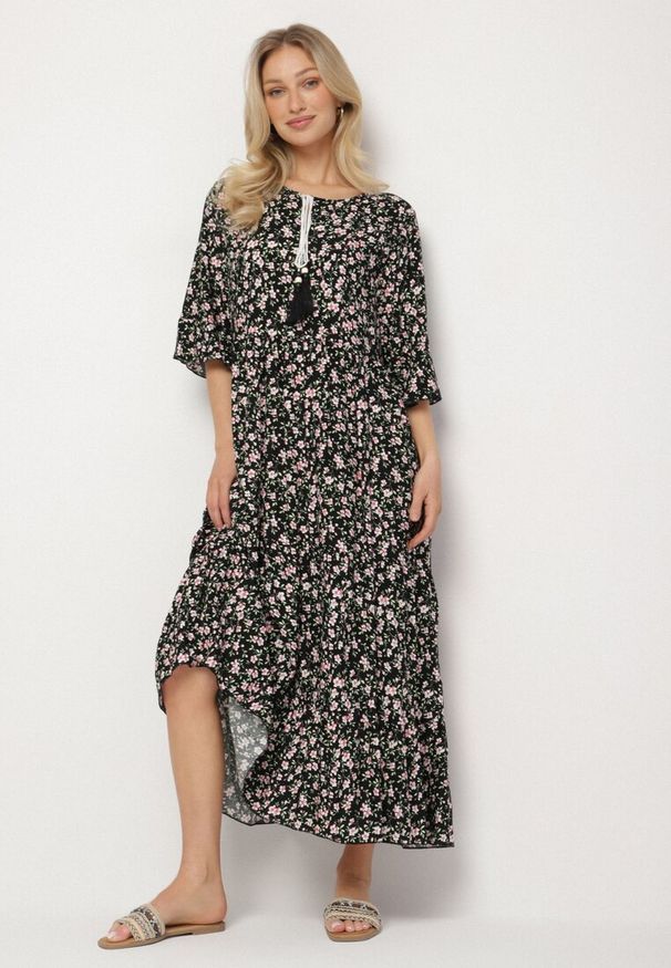 Born2be - Czarna Bawełniana Sukienka Rozkloszowana w Drobne Kwiatki z Chwostem Orrilva. Okazja: na imprezę, na co dzień. Typ kołnierza: dekolt w łódkę. Kolor: czarny. Materiał: bawełna. Wzór: kwiaty. Sezon: wiosna. Styl: casual, elegancki
