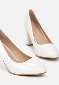 Renee - Białe Czółenka Agathene. Nosek buta: okrągły. Kolor: biały. Materiał: lakier. Obcas: na obcasie. Styl: klasyczny, elegancki, wizytowy. Wysokość obcasa: średni #2