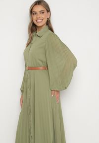 Born2be - Zielona Plisowana Sukienka o Koszulowym Kroju z Dodatkowym Paskiem Mialessa. Okazja: na co dzień. Kolor: zielony. Materiał: materiał. Typ sukienki: koszulowe. Styl: casual, elegancki, klasyczny #5