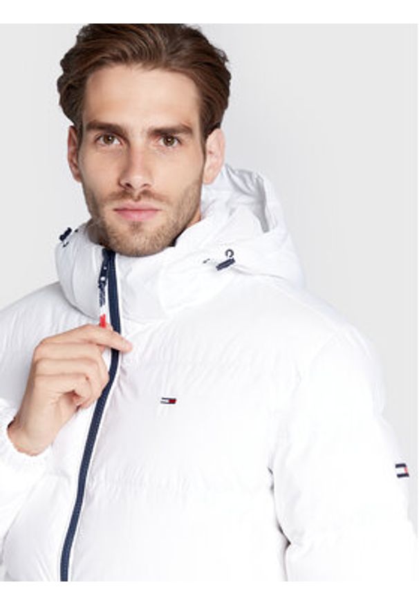 Tommy Jeans Kurtka puchowa Essential DM0DM15447 Biały Regular Fit. Kolor: biały. Materiał: puch, syntetyk