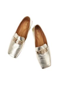 Półbuty damskie S.Barski, cholewka skóra naturalna metalizowana niski fason zaokrąglony nosek ozdobny metalowy element na podbiciu stabilny obcas blo. Kolor: złoty. Materiał: skóra. Szerokość cholewki: normalna. Obcas: na obcasie. Styl: glamour, klasyczny, elegancki. Wysokość obcasa: niski #3