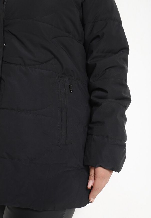 Born2be - Czarna Kurtka Pikowana z Odpinanym Kapturem ze Sztucznym Futerkiem Parinia. Kolekcja: plus size. Kolor: czarny. Materiał: futro. Sezon: zima. Styl: klasyczny, sportowy