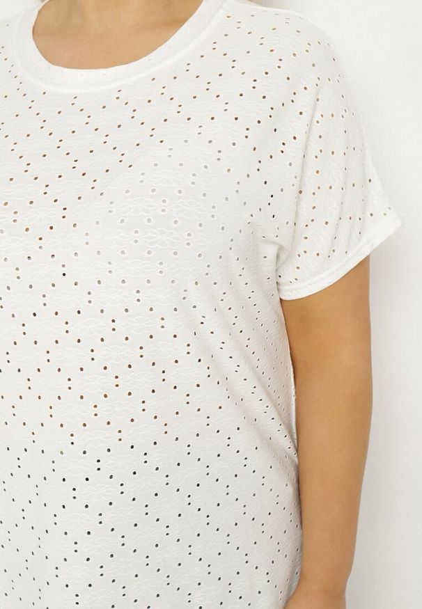 Born2be - Biały T-shirt z Bawełną i Ażurowym Wzorem Puzira. Okazja: na co dzień. Kolor: biały. Materiał: bawełna. Wzór: ażurowy. Styl: klasyczny, elegancki, casual