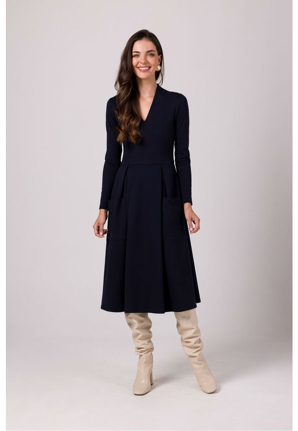 MOE - Rozkloszowana Sukienka z Kieszeniami - Granatowa. Kolor: niebieski. Materiał: bawełna, elastan