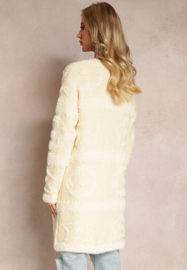 Renee - Jasnobeżowy Długi Kardigan Puszysty Aborra. Kolekcja: plus size. Kolor: beżowy. Materiał: tkanina, dzianina. Długość: długie. Wzór: aplikacja