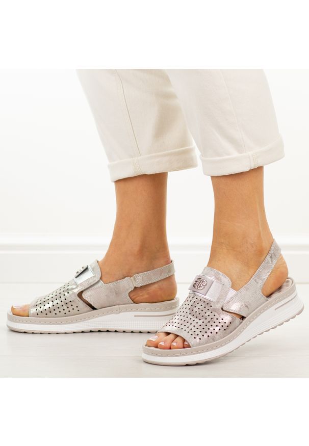 Khaki skórzane sandały damskie Cambell 40329. Okazja: na co dzień. Zapięcie: pasek. Kolor: brązowy. Materiał: skóra. Wzór: aplikacja. Sezon: wiosna, lato. Obcas: na platformie. Styl: casual, elegancki