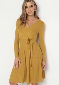 Born2be - Żółta Sukienka Dzianinowa i Rozkloszowana z Kopertowym Dekoltem Hagdeh. Kolor: żółty. Materiał: dzianina. Długość rękawa: długi rękaw. Wzór: paski. Typ sukienki: kopertowe. Długość: midi #1