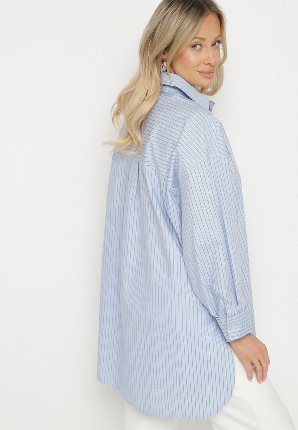 Born2be - Jasnoniebieska Koszula z Bawełny w Paski Ozdobiona Kieszenią Halonila. Okazja: na co dzień. Typ kołnierza: kołnierzyk klasyczny. Kolor: niebieski. Materiał: bawełna. Wzór: aplikacja, paski. Styl: casual, elegancki, klasyczny