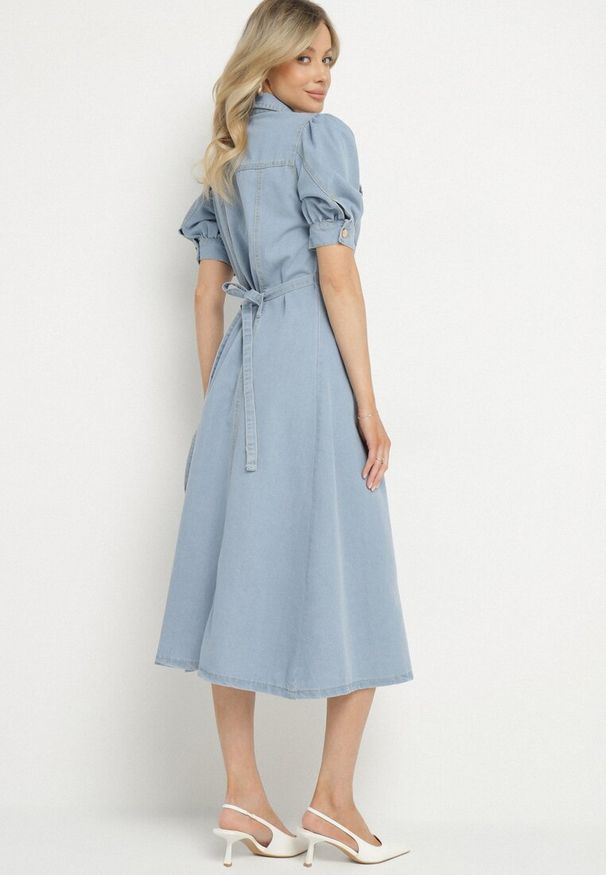 Born2be - Jasnoniebieska Sukienka Koszulowa Jeansowa Wiązana w Talii z Rozkloszowanym Dołem Evirith. Okazja: na spotkanie biznesowe. Kolor: niebieski. Materiał: jeans. Długość rękawa: długi rękaw. Wzór: aplikacja. Typ sukienki: koszulowe. Styl: biznesowy, klasyczny