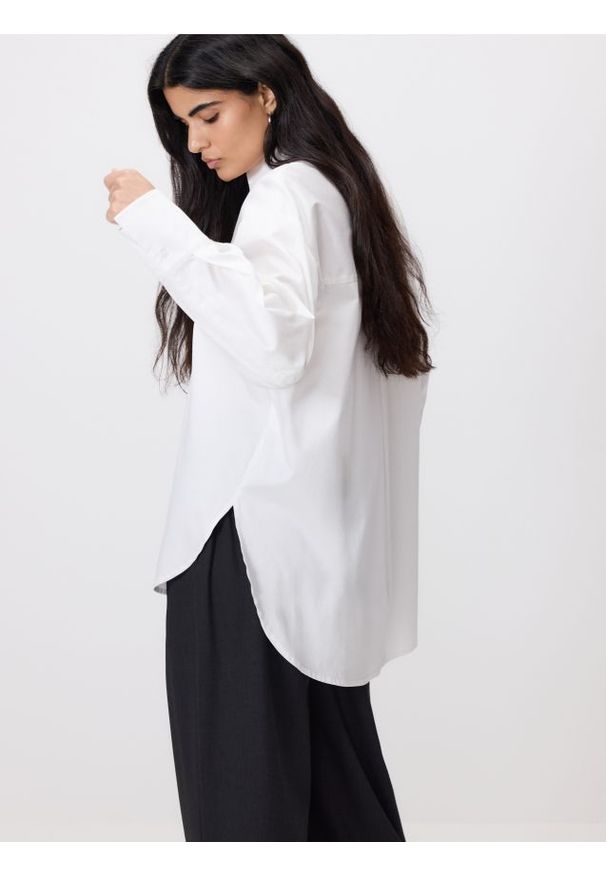 Reserved - Bawełniana koszula z szerokimi mankietami - biały. Kolor: biały. Materiał: bawełna