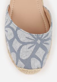 Born2be - Niebieskie Sandały Callolea. Nosek buta: okrągły. Zapięcie: sprzączka. Kolor: niebieski. Materiał: materiał. Wzór: aplikacja. Sezon: wiosna, lato. Obcas: na koturnie #9