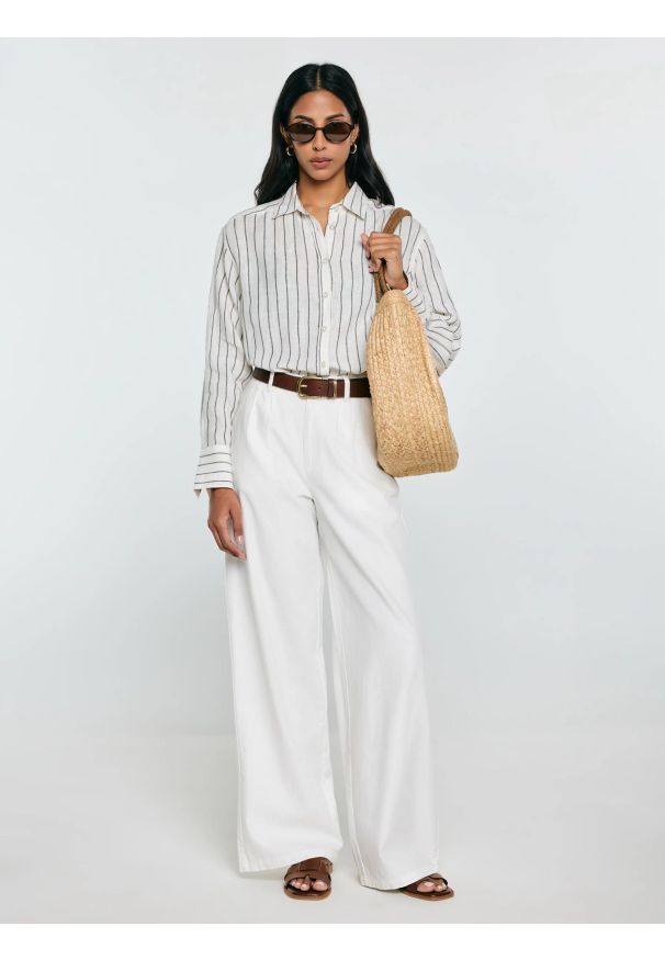 Big-Star - Lniana koszula damska w prążek biała Lamena 100. Okazja: na co dzień, na spotkanie biznesowe. Kolor: biały. Materiał: len. Wzór: prążki. Sezon: wiosna, lato. Styl: klasyczny, casual, biznesowy