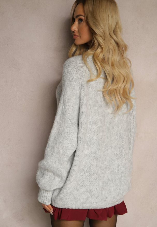 Renee - Jasnoszary Klasyczny Sweter z Wełną i Wiskozą o Luźnym Kroju Omethea. Okazja: na spacer, na co dzień. Kolor: szary. Materiał: wełna, wiskoza. Długość rękawa: długi rękaw. Długość: długie. Styl: klasyczny