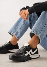 Born2be - Czarne Sneakersy z Abstrakcyjną Podeszwą z Tłoczeniem i Ozdobnymi Paskami Emaliane. Okazja: na co dzień. Zapięcie: pasek. Kolor: czarny #5