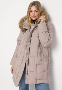 Born2be - Ciemnobeżowa Pikowana Kurtka z Kapturem z Futerkiem Ruvite. Typ kołnierza: kaptur. Kolekcja: plus size. Kolor: beżowy. Materiał: futro #5