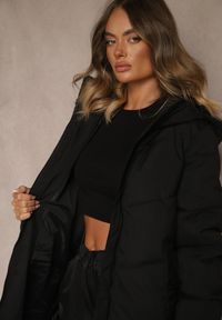 Renee - Czarna Przeciwdeszczowa Kurtka z Kapturem i Pikowanymi Przeszyciami Lerrise. Typ kołnierza: kaptur. Kolor: czarny. Materiał: jeans, dzianina. Sezon: zima. Styl: klasyczny, elegancki #4