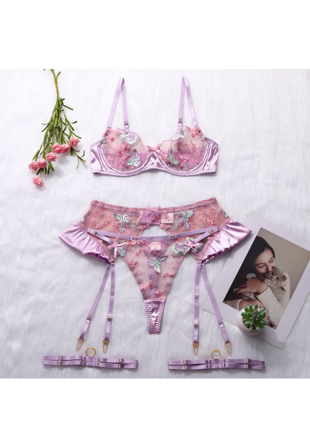 Intica - Komplet bielizny z haftem na specjalne okazje Kamila. Kolor: różowy. Materiał: materiał. Wzór: haft