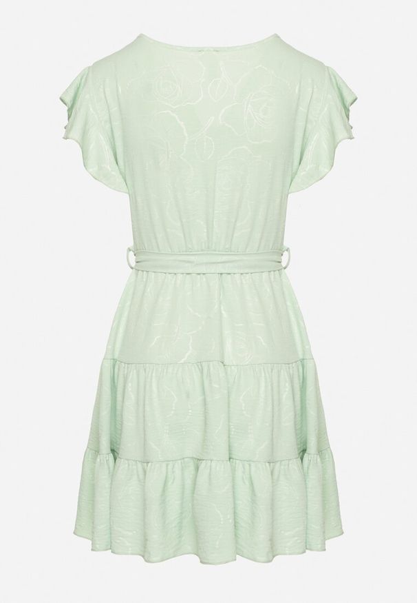 Born2be - Jasnozielona Kopertowa Sukienka Ozdobiona Falbanami i Paskiem Liliessa. Okazja: na co dzień. Typ kołnierza: dekolt w kształcie V. Kolor: zielony. Wzór: aplikacja. Typ sukienki: kopertowe. Styl: casual, elegancki, klasyczny