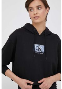 Calvin Klein Jeans bluza bawełniana damska kolor czarny z kapturem z nadrukiem. Typ kołnierza: kaptur. Kolor: czarny. Materiał: bawełna. Wzór: nadruk #2