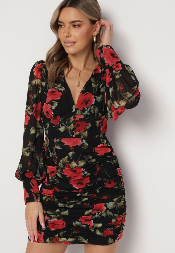 Born2be - Czarna Sukienka Dopasowana z Marszczeniem Kassissa. Kolor: czarny. Materiał: tkanina. Wzór: aplikacja, kwiaty. Styl: boho. Długość: mini