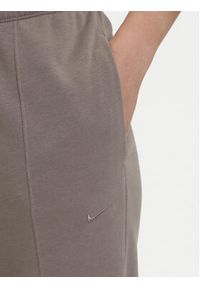 Nike Spodnie dresowe Chill Terry FN2434 Brązowy Regular Fit. Kolor: brązowy. Materiał: syntetyk, bawełna #5