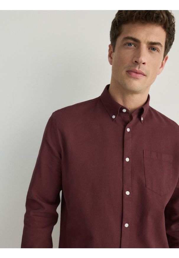 Reserved - Strukturalna koszula regular fit - kasztanowy. Kolor: brązowy. Materiał: tkanina, bawełna