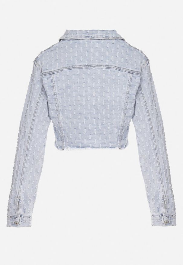 Born2be - Jasnoniebieska Kurtka Jeansowa o Krótkim Kroju Zdobiona Przetarciami Zaritia. Okazja: na co dzień. Kolor: niebieski. Materiał: jeans. Długość rękawa: długi rękaw. Długość: krótkie. Wzór: aplikacja. Styl: casual, elegancki, klasyczny