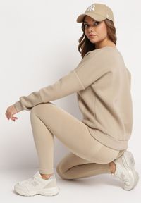 Born2be - Beżowa Bluza z Ozdobnym Łańcuszkiem Letonia. Typ kołnierza: bez kaptura. Kolor: beżowy. Materiał: bawełna, tkanina. Wzór: aplikacja