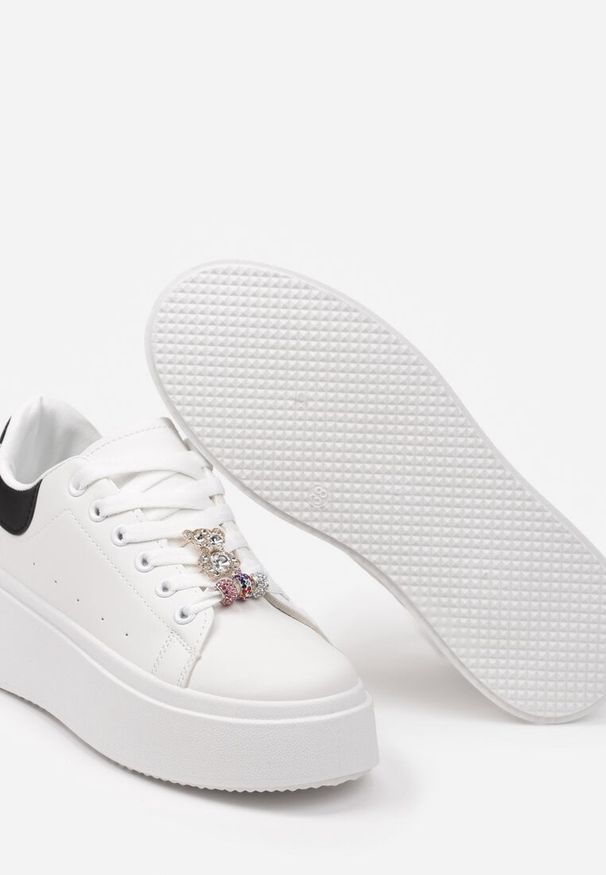 Renee - Biało-Czarne Sneakersy z Cyrkoniami na Sznurówkach z Platformą Nomiji. Nosek buta: okrągły. Zapięcie: sznurówki. Kolor: biały. Materiał: jeans. Obcas: na platformie. Wysokość obcasa: niski