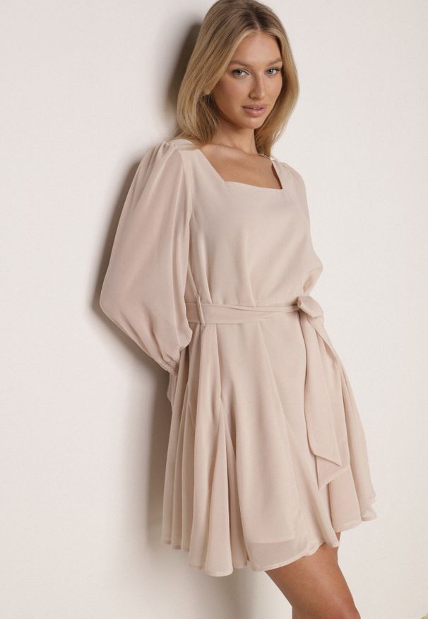 Born2be - Beżowa Sukienka VICES z Siateczkowymi Rękawami i Wiązanym Paskiem Resnala. Okazja: na co dzień. Typ kołnierza: dekolt kwadratowy. Kolor: beżowy. Materiał: materiał. Typ sukienki: rozkloszowane. Styl: casual, elegancki