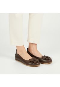 Baleriny damskie Armodo, cholewka ze skóry naturalnej z dekoracyjną aplikacją na przodzie elastyczna konstrukcja ułatwiająca zakładanie oraz płaska p. Okazja: na co dzień. Kolor: brązowy. Materiał: skóra. Szerokość cholewki: normalna. Wzór: aplikacja. Styl: casual, elegancki, klasyczny #1