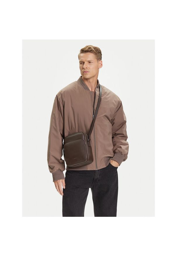 Saszetka Calvin Klein. Kolor: brązowy